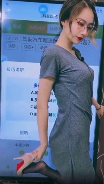 穿黑白丝袜的视频,黑白交织的性感诱惑瞬间